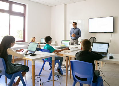 How Blackboards & Whiteboards Improve Teaching, Learning & Collaboration